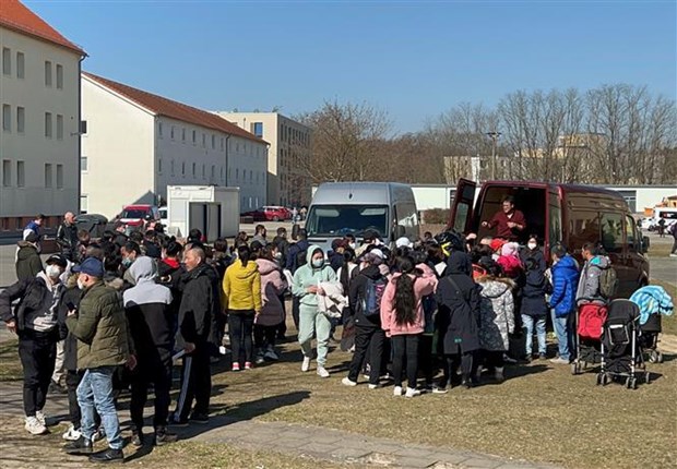 Vietnamese Embassy, community in Germany support OVs evacuating from Ukraine